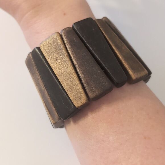 631 Chunky Brown and Tan Wood Beaded Stretch Bracelet - Picture 1 of 4